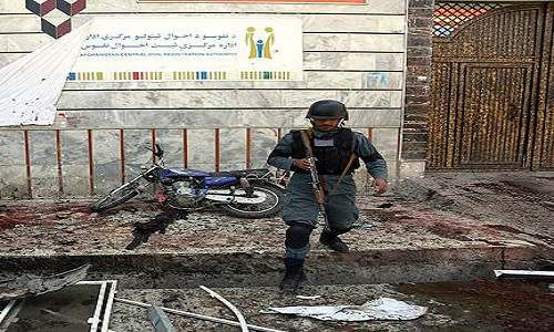 Được biết, một vụ nổ bom khác đã xảy ra tại trung tâm đăng ký bầu cử ở Puli Khumri, tỉnh Baghlan, cùng ngày 22/4 khiến ít nhất 6 người thiệt mạng và nhiều người khác bị thương. Ảnh: AP.