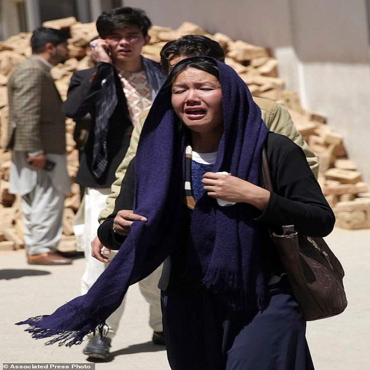 Người phụ nữ này cũng đau khổ khi mất đi người thân trong vụ nổ bom ngày 22/4. Ảnh: AP.