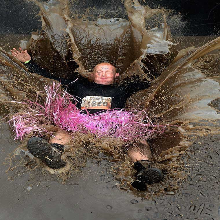 Một người đàn ông ngã xuống hố bùn trong cuộc đua Tough Mudder ở Edinburgh, Scotland, hồi tháng 8/2013.