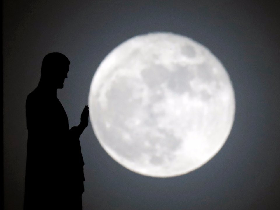  Khoảnh khắc đáng kinh ngạc và trùng hợp đến khó tin này khiến người xem tưởng chừng như bức tượng trên Nhà thờ Đức Bà Paris ở Pháp đang chạm tay vào Mặt trăng. Bức ảnh do phóng viên Christian Hartmann của hãng Reuters chụp vào ngày 14/12/2016.