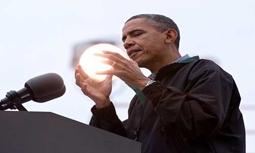 Cựu Tổng thống Mỹ Barack Obama như đang cầm một quả cầu phát sáng trong chiến dịch vận động tranh cử hồi năm 2012. Bức ảnh này do phóng viên Carolyn Kaster của hãng AP ghi lại.