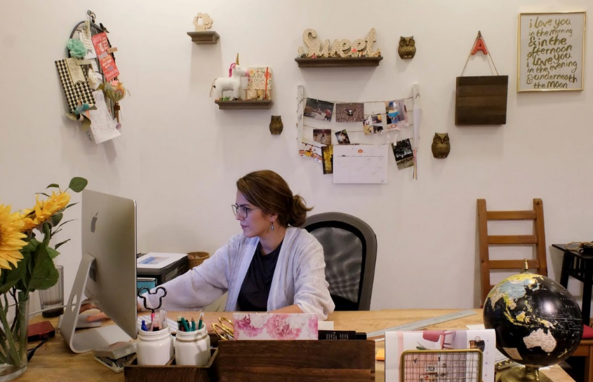 “Jeddah hôm nay không giống như Jeddah của 5 hay 6 năm về trước. Quy định về trang phục đã được nới lỏng, phụ nữ có nhiều nơi để đi hơn, có thể đi xe ở nơi công cộng và có những cơ hội việc làm như nam giới,...”, Amirah al-Turkistani chia sẻ.