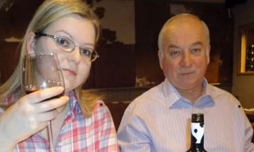 Cha con cựu điệp viên Nga Sergei Skripal.