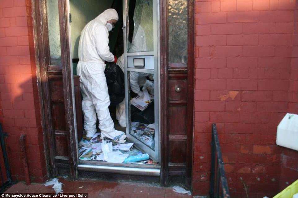 Nhiều ngôi nhà rác chất kín ở cửa ra vào khiến đội công nhân dọn dẹp phải vất vả để tìm cách vào trong.