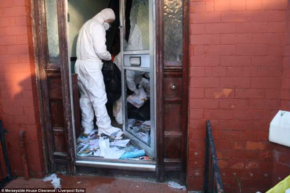 Nhiều ngôi nhà rác chất kín ở cửa ra vào khiến đội công nhân dọn dẹp phải vất vả để tìm cách vào trong.