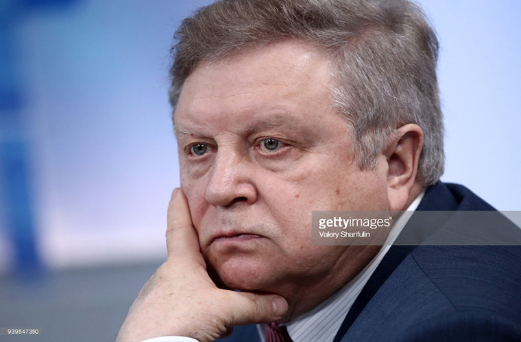 “Các căn cứ quân sự của Nga ở Hmeymim và Tartus đang được đặt trong tình trạng bảo vệ nghiêm ngặt. Ngay cả khi Mỹ tiến hành một cuộc tấn công (vào Syria) thì hy vọng, các quân nhân (Nga) cũng không bị nguy hiểm. Tôi nghĩ rằng Mỹ hiểu điều này và không cho phép điều đó xảy ra, bằng không, Nga sẽ giáng đòn đáp trả ngay lập tức”, Phó Chủ tịch thứ nhất của Ủy ban Quốc phòng Thượng viện Nga, ông Yevgeny Serebrennikov, phát biểu hôm 11/4. Ảnh: Getty.