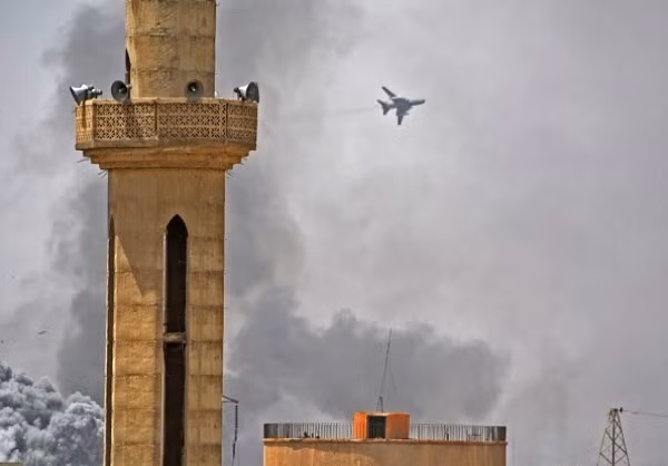 Sputnik dẫn nguồn tin cho hay, những ngày gần đây, các đơn vị pháo binh và Không quân Syria liên tục mở cuộc tấn công nhằm vào các chốt chỉ huy và căn cứ của nhóm IS tại Trại Yarmouk, Al-Hajar al-Aswad và al-Qadam. Ảnh: FNA.