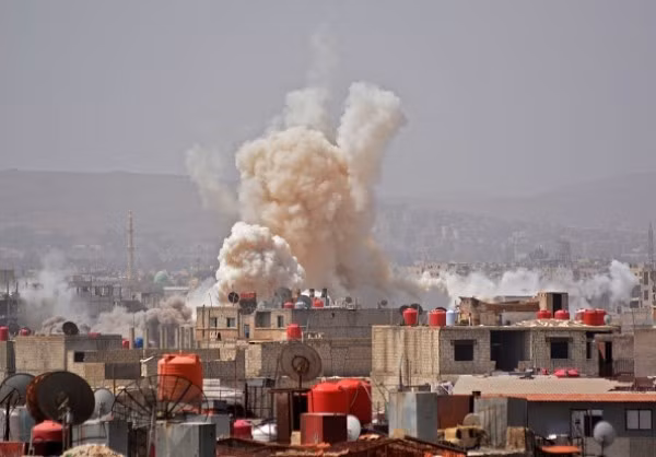 Theo hãng Fars (Iran), chiến đấu cơ Syria đã thực hiện nhiều đợt không kích và phá hủy các căn cứ của tổ chức khủng bố IS tại Trại Yarmouk, phía nam Damascus. Ảnh: FNA.