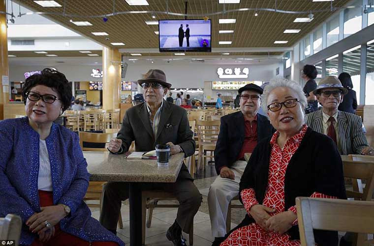 Không chỉ ở trong nước, người dân Hàn Quốc sinh sống ở nước ngoài cũng rất quan tâm đến sự kiện lịch sử này. Ảnh: Một nhóm người ở khu phố Hàn (Koreatown), Los Angeles (Mỹ), ngồi trong nhà hàng theo dõi cuộc hội đàm thượng đỉnh liên Triều qua ti vi. Ảnh: AP.