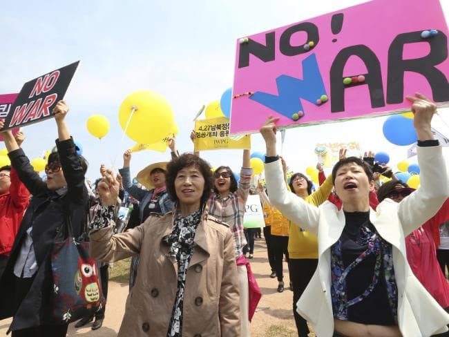 Các thành viên nữ thuộc tổ chức yêu hòa bình của phụ nữ Hàn Quốc tuần hành ủng hộ Hội nghị thượng đỉnh liên Triều tại Paju, gần biên giới với Triều Tiên. Ảnh: AP.