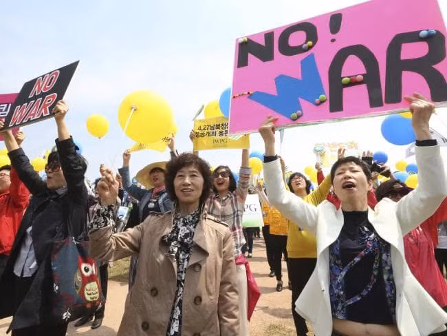 Các thành viên nữ thuộc tổ chức yêu hòa bình của phụ nữ Hàn Quốc tuần hành ủng hộ Hội nghị thượng đỉnh liên Triều tại Paju, gần biên giới với Triều Tiên. Ảnh: AP.