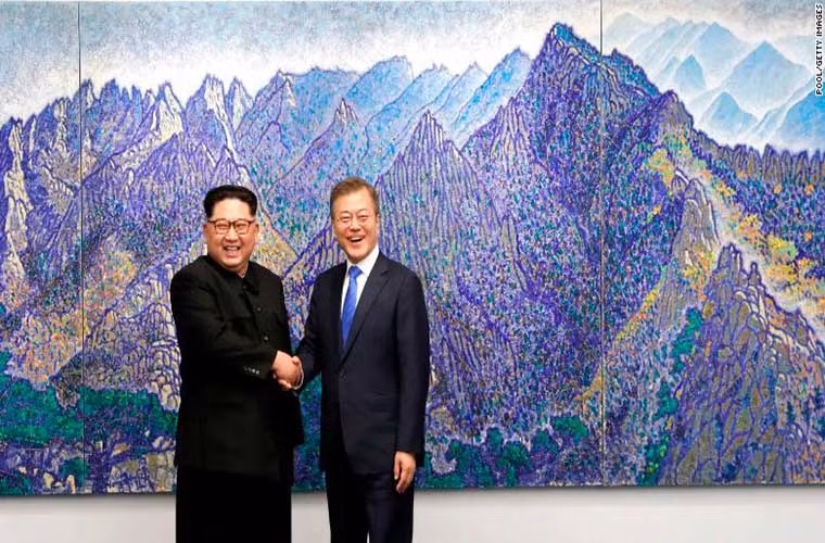 Tổng thống Hàn Quốc Moon Jae-in và nhà lãnh đạo Triều Tiên Kim Jong-un bắt đầu cuộc hội đàm lịch sử tại phòng họp trên tầng hai của Nhà Hòa Bình trong ngôi làng đình chiến Bàn Môn Điếm phía Hàn Quốc vào lúc 10h30 sáng 27/4 (giờ địa phương). Ảnh: CNN.