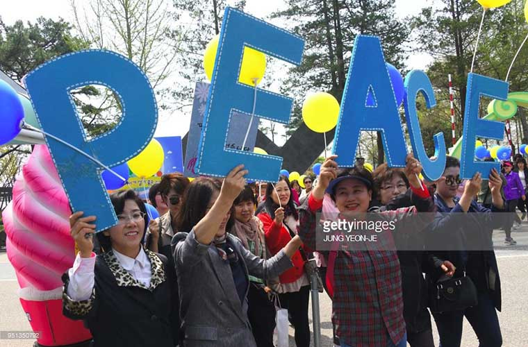 Người dân Hàn Quốc tại Paju tuần hành ủng hộ cuộc hội đàm lịch sử liên Triều hôm 26/4. Ảnh: Getty.