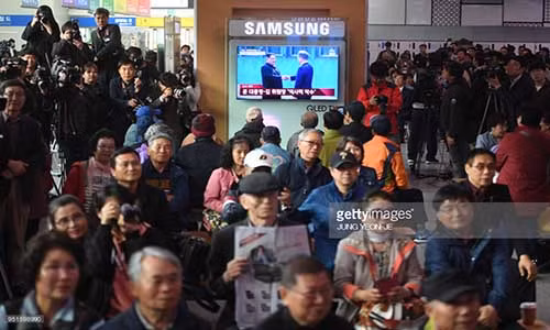 Mọi người tập trung tại một nhà ga ở Seoul khi theo dõi cuộc hội đàm thượng đỉnh giữa Tổng thống Moon và nhà lãnh đạo Triều Tiên Kim Jong-un qua màn hình lớn. Ảnh: Getty.