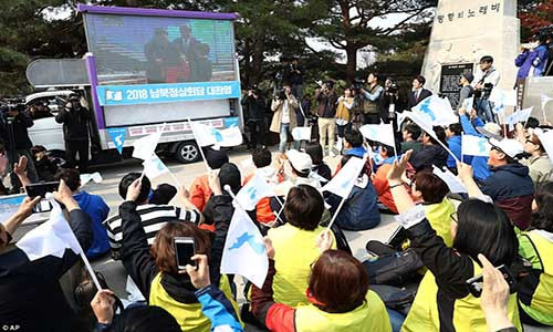 Rất đông người dân Hàn Quốc vẫy cờ thống nhất khi theo dõi cuộc hội đàm thượng đỉnh Hàn-Triều qua màn hình lớn ở thành phố Paju ngày 27/4. Ảnh: AP.