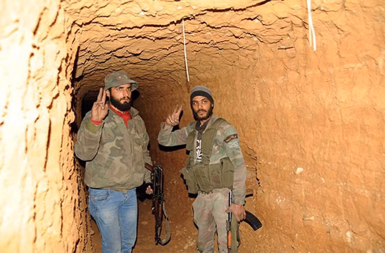 Các binh sĩ Syria bên trong đường hầm mới phát hiện ở Đông Ghouta ngày 4/4. Ảnh: FNA.
