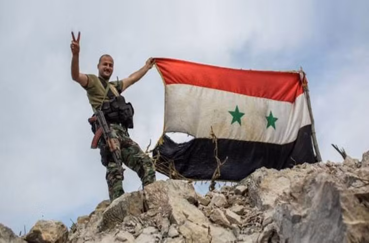 Trong diễn biến khác trên chiến trường Syria, Quân đội Syria tiếp tục chiến dịch quân sự nhằm quét sạch các phần tử khủng bố IS ở Nam Deir Ezzor. Ảnh: FNA.