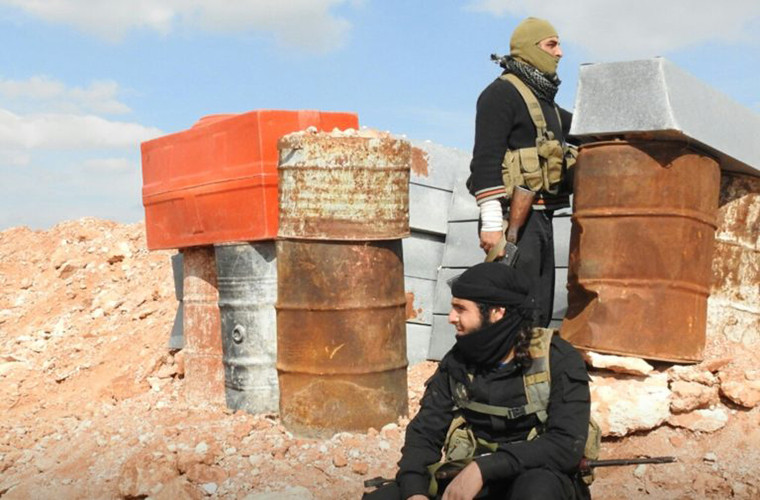 Theo Cơ quan Giám sát Nhân quyền Syria (SOHR), các tay súng HTS đã sát hại và làm bị thương nhiều binh sĩ Syria trong cuộc đột kích vừa qua. Ngoài ra, một khẩu đội pháo của lực lượng chính phủ Damascus cũng bị bọn chúng phá hủy. Ngay sau cuộc tấn công chớp nhoáng, các tay súng HTS vội vàng rút lui về căn cứ ban đầu. Ảnh: SF.