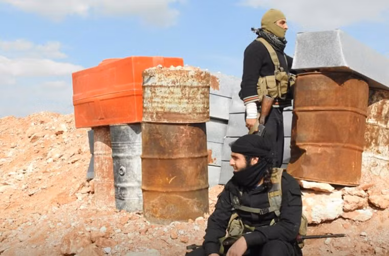 Theo Cơ quan Giám sát Nhân quyền Syria (SOHR), các tay súng HTS đã sát hại và làm bị thương nhiều binh sĩ Syria trong cuộc đột kích vừa qua. Ngoài ra, một khẩu đội pháo của lực lượng chính phủ Damascus cũng bị bọn chúng phá hủy. Ngay sau cuộc tấn công chớp nhoáng, các tay súng HTS vội vàng rút lui về căn cứ ban đầu. Ảnh: SF.