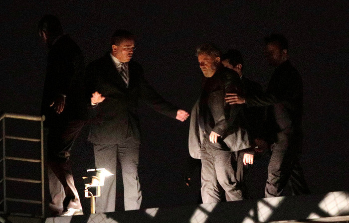 Ông Lula được áp tải đến trụ sở cảnh sát liên bang Curitiba, vào tối 7-4 - Ảnh: REUTERS