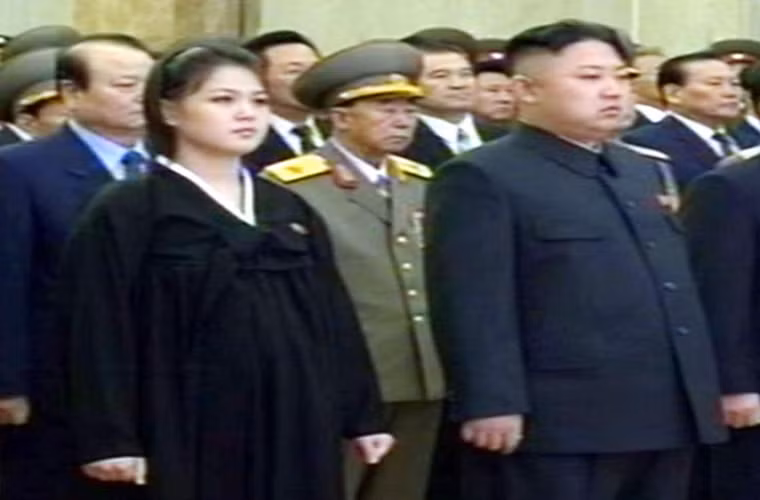 Đệ nhất phu nhân Ri Sol-ju luôn giữ kín chuyện mang thai. Trong thời kỳ mang thai, bà Ri thường không xuất hiện trước công chúng.