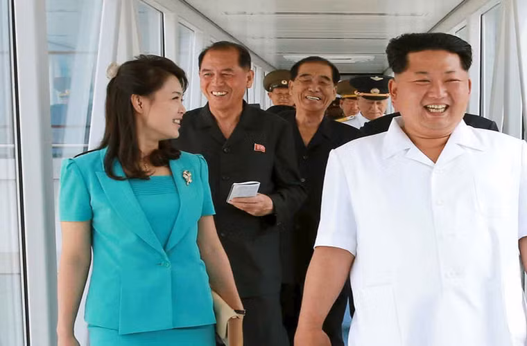 Theo The Richest, một trong những quy tắc mà Đệ nhất phu nhân Triều Tiên Ri Sol-ju phải tuân theo sau khi kết hôn với nhà lãnh đạo Kim Jong-un đó là sử dụng một cái tên hoàn toàn mới. Điều đó có nghĩa là Ri Sol-ju không phải là tên thật của bà. Ngoài ra, năm sinh chính xác của bà Ri cũng là một bí mật. (Nguồn ảnh: The Richest)