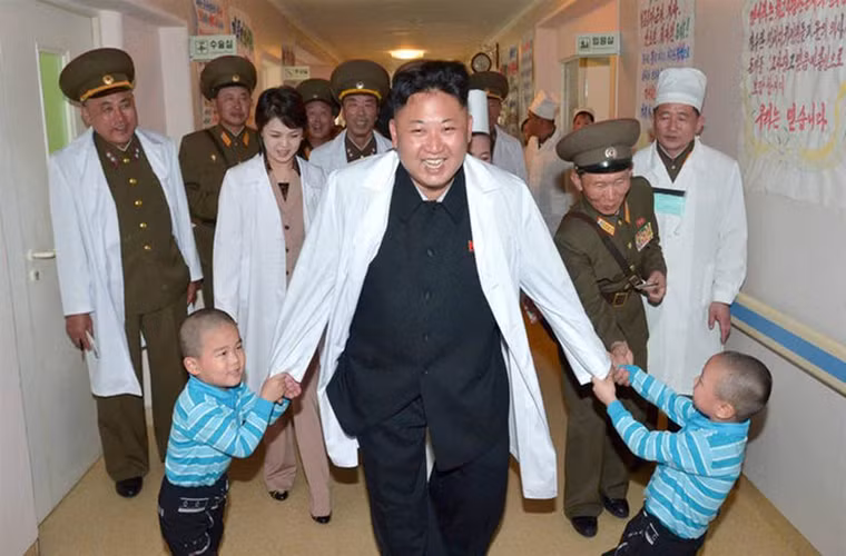 Báo chí Triều Tiên thường “phớt lờ” Đệ nhất phu nhân Ri Sol-ju. Khi xuất hiện cạnh lãnh đạo Kim Jong-un, bà Ri Sol-ju dường như bị “lu mờ”.