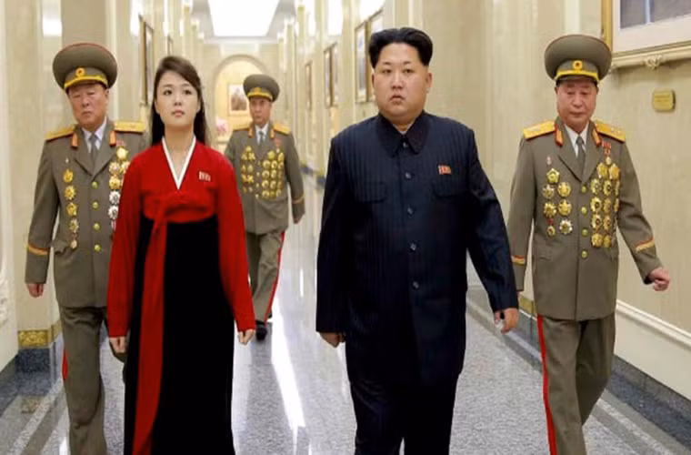 Sau khi trải qua cơn đột quỵ vào năm 2008, Chủ tịch Kim Jong-il được cho là yêu cầu con trai mình, ông Kim Jong-un, kết hôn với bà Ri Sol-ju.