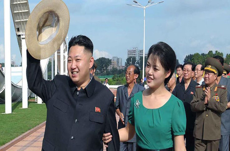 Kể từ khi trở thành Đệ nhất phu nhân Triều Tiên, bà Ri Sol-ju cũng không có cơ hội ra nước ngoài. Mãi đến gần đây, hồi cuối tháng 3/2018, bà cùng nhà lãnh đạo Kim Jong-un mới có chuyến thăm Trung Quốc.