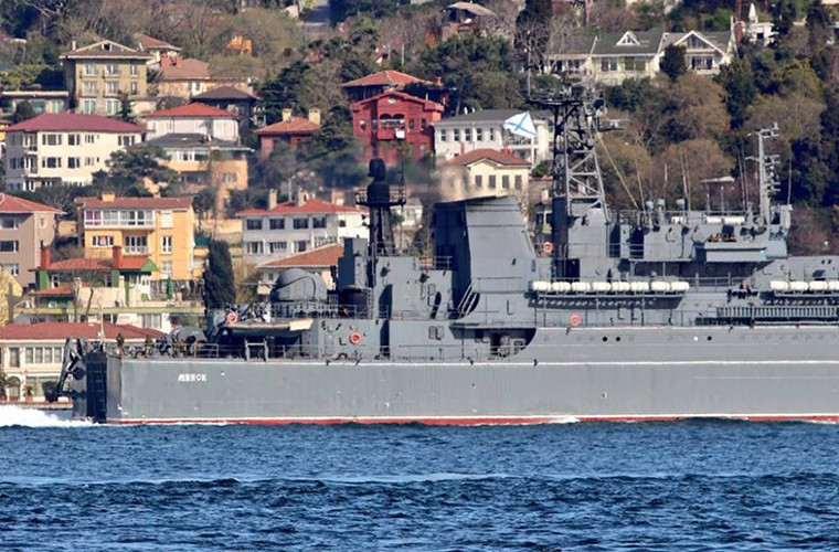 Hôm 5/4, tàu chiến LSTM Minsk lớp Ropucha của Nga chở xe tăng và lượng lớn vũ khí hạng nặng đã vượt qua eo biển Bosphorus để tới cảng Tartous ở Tây Syria. Số vũ khí và trang thiết bị quân sự này được chuyển tới sau khi Quân chính phủ Syria thông báo kế hoạch mở chiến dịch quân sự quy mô lớn ở miền nam nước này. Ảnh: AMN.