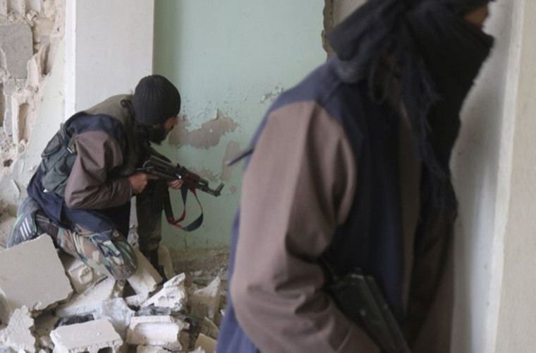 “Quân đội Syria đã tập trung lực lượng ở vùng ngoại ô Trại Yarmouk từ hôm 1/4 và chuẩn bị mở cuộc tấn công quy mô lớn nhằm vào các phần tử khủng bố IS”, nguồn tin cho hay. Cũng theo SOHR, hơn 2.000 chiến binh IS đang cố thủ trong Trại Yarmouk. Ảnh: SF.