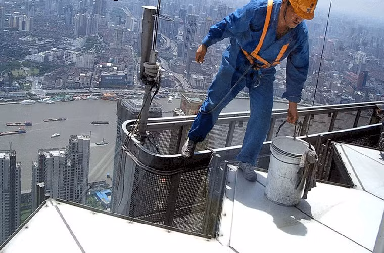 Trung Quốc dẫn đầu thế giới trong việc xây dựng các toà nhà chọc trời. Năm 2017, quốc gia này xây tới 76 toà nhà chọc trời trong khi Mỹ chỉ có 10.