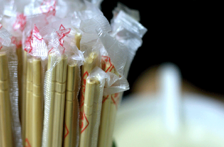 Gần 20 triệu cây xanh bị chặt mỗi năm ở Trung Quốc để sản xuất 80 tỷ đôi đũa dùng một lần.