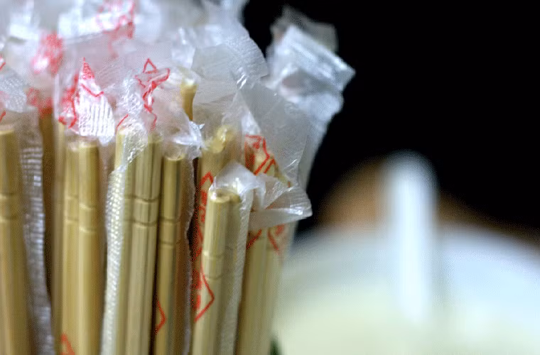 Gần 20 triệu cây xanh bị chặt mỗi năm ở Trung Quốc để sản xuất 80 tỷ đôi đũa dùng một lần.