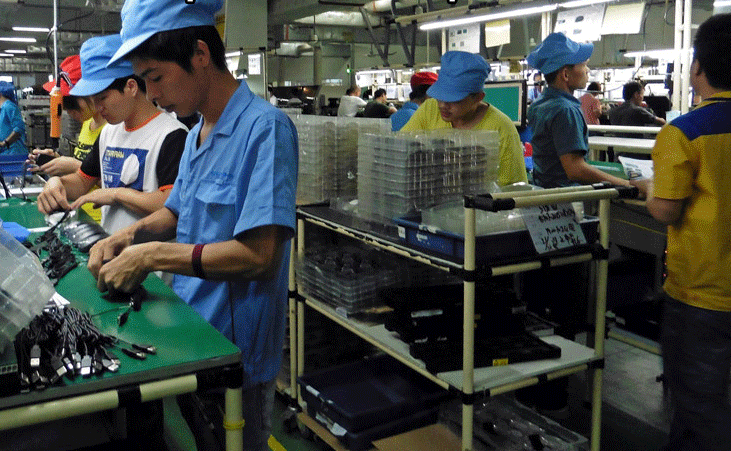 Trung Quốc chiếm khoảng 1/4 sản lượng sản xuất trên toàn thế giới. Chẳng hạn như, quốc gia này sản xuất 70% mặt hàng điện thoại di dộng và 60% mặt hàng giày dép trên thế giới.