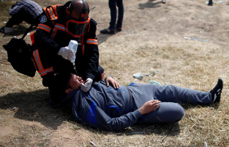 Một người biểu tình được sơ cứu sau khi trúng hơi cay của binh sĩ Israel hôm 27/4.