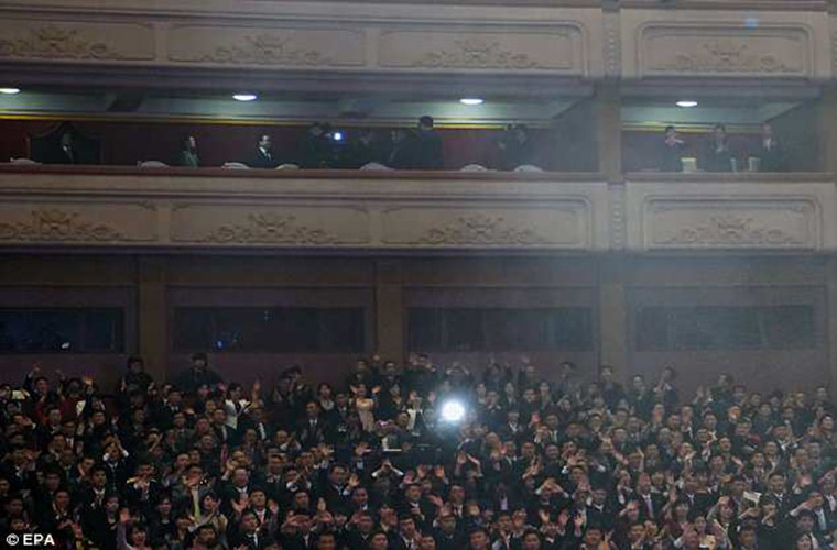 Rất đông khán giả có mặt tại Nhà hát lớn Đông Bình Nhưỡng để theo dõi buổi biểu diễn của các nghệ sĩ Hàn Quốc. Ảnh: EPA.