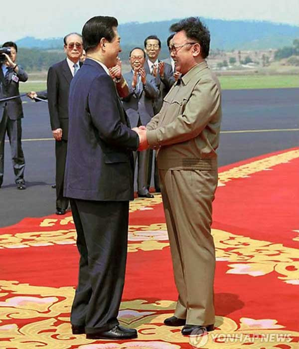 Ông Kim Jong-il (phải) bắt tay tạm biệt Tổng thống Hàn Quốc Kim Dae-jung tại sân bay sau hội nghị hôm 15/6/2000. Ảnh: kbs.co.kr.