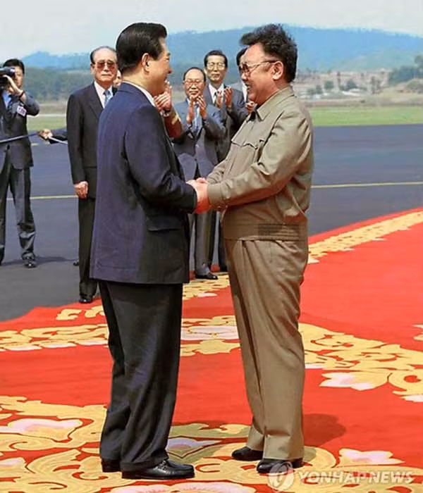 Ông Kim Jong-il (phải) bắt tay tạm biệt Tổng thống Hàn Quốc Kim Dae-jung tại sân bay sau hội nghị hôm 15/6/2000. Ảnh: kbs.co.kr.