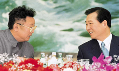 Hình ảnh hai nhà lãnh đạo Hàn-Triều trò chuyện trong bữa tiệc tối do Chủ tịch Kim Jong-il chủ trì tại Mộc Lan Quán, Bình Nhưỡng. Ảnh: Korea.net.
