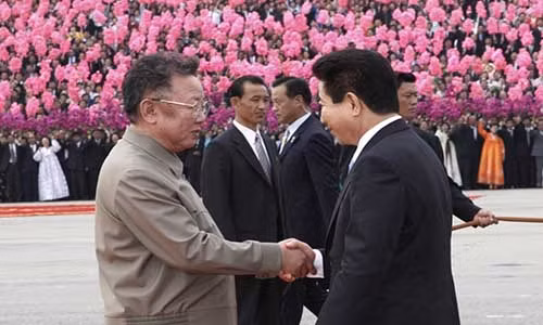 Hội nghị thượng đỉnh liên Triều lần thứ nhất, diễn ra từ ngày 13 đến 15/6/2000, được tổ chức lần đầu tiên tại thủ đô Bình Nhưỡng kể từ sau khi bán đảo Triều Tiên bị chia cắt thành hai miền Nam-Bắc. Ảnh: Hani.co.kr.