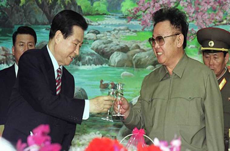 Tổng thống Hàn Quốc Kim Dae-jung nâng cốc cùng Chủ tịch Kim Jong-il trong bữa tiệc. Ảnh: CNN.