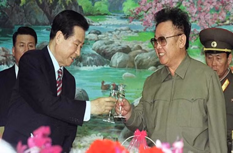 Tổng thống Hàn Quốc Kim Dae-jung nâng cốc cùng Chủ tịch Kim Jong-il trong bữa tiệc. Ảnh: CNN.