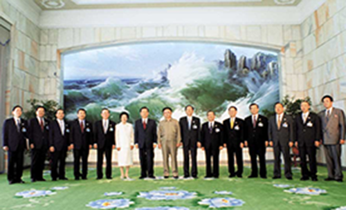 Hai nhà lãnh đạo Hàn-Triều và đoàn đại biểu hai bên cùng hát bài ca “Ước nguyện của chúng ta” tại bữa tiệc trưa chia tay. Ảnh: Korea.net.