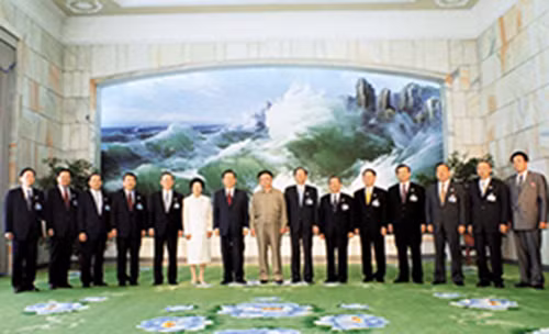 Hai nhà lãnh đạo Hàn-Triều và đoàn đại biểu hai bên cùng hát bài ca “Ước nguyện của chúng ta” tại bữa tiệc trưa chia tay. Ảnh: Korea.net.