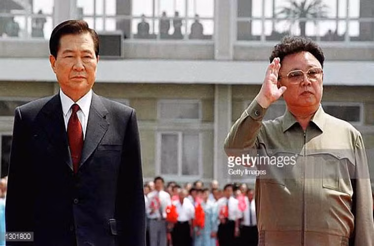 Hội nghị thượng đỉnh liên Triều lần đầu tiên này đã kết thúc với bản “Tuyên bố chung liên Triều ngày 15 tháng 6” được hai bên ký kết, trong đó khẳng định hai miền Nam-Bắc nhất trí sẽ cùng hợp sức để tự giải quyết vấn đề thống nhất với tư cách là những người cùng chung dân tộc và là chủ nhân của đất nước. Ảnh: Getty.