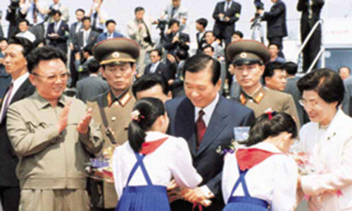 Tổng thống Kim Dae-jung cùng phu nhân nhận bó hoa chào mừng từ các em nhỏ Triều Tiên. Ảnh: Korea.net.