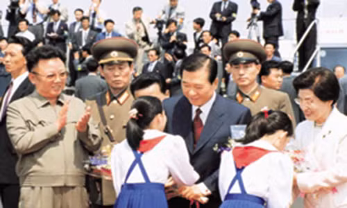 Tổng thống Kim Dae-jung cùng phu nhân nhận bó hoa chào mừng từ các em nhỏ Triều Tiên. Ảnh: Korea.net.