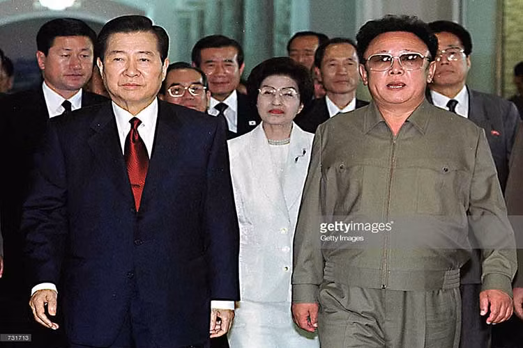 Ngày 14/6/2000, cuộc hội đàm thượng đỉnh đầu tiên giữa Tổng thống Hàn Quốc Kim Dae-jung và Chủ tịch Triều Tiên Kim Jong-il đã diễn ra. Ảnh: Getty.