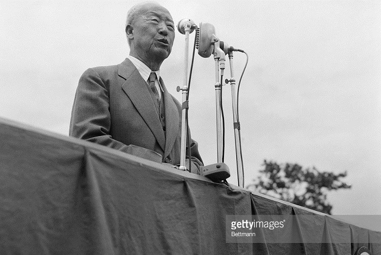 Tính đến thời điểm hiện tại, người lớn tuổi nhất khi nắm giữ cương vị Tổng thống Hàn Quốc cũng là ông Rhee Syng-man. Ông được bầu vào chức vụ này khi đã 73 tuổi. Ảnh: Getty.